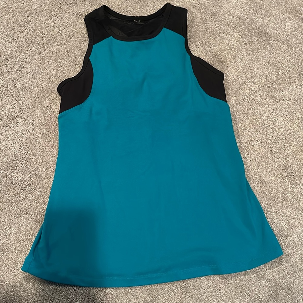 Athletic top with mesh details and built in bra